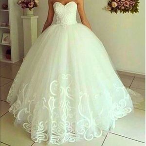Ball Gown Sweetheart Floor-Length Tulle Applique Sleeveless Wedding Dresses
